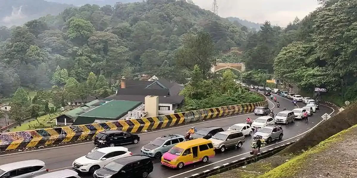 Info jadwal buka tutup jalur Puncak Bogor hari ini Sabtu, 28 Maret 2026. Info one way atas bawah dan aturan ganjil genap berlaku.