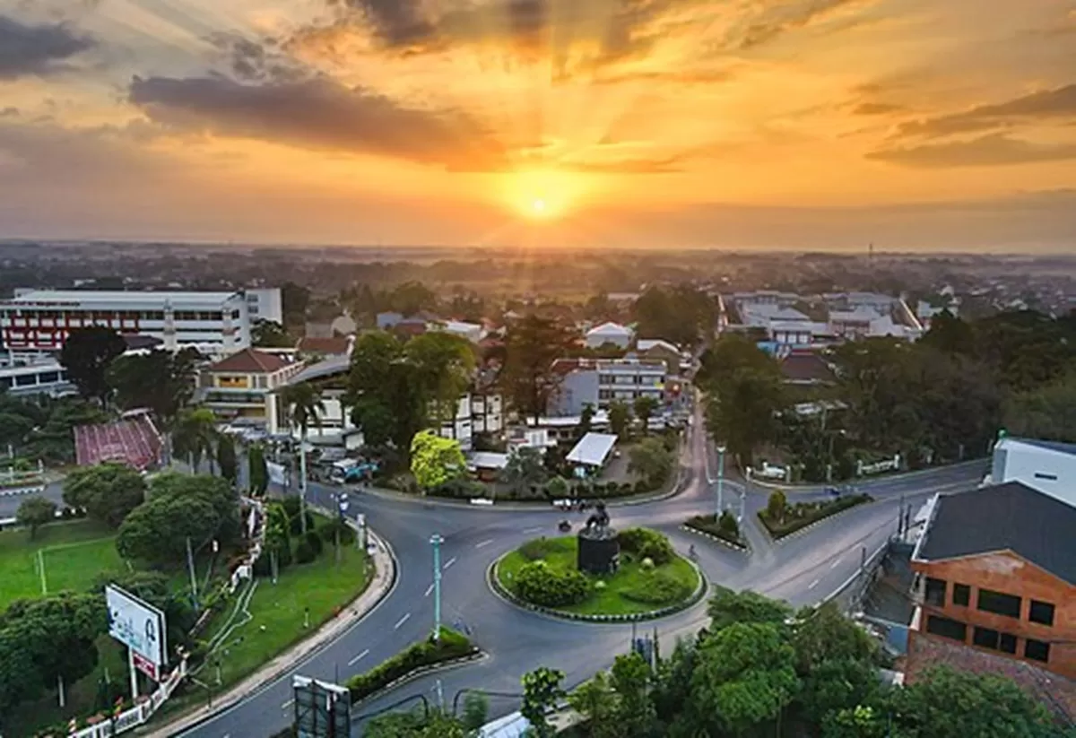 Sabtu-Minggu di Purwokerto, &nbsp;Kuliner dan Liburan Slow Living Seru di Kaki Gunung Slamet. (Wikipedia)