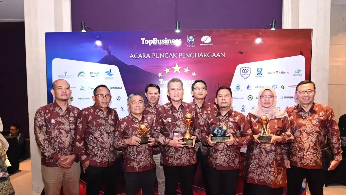 Bupati Wonogiri Setyo Sukarno bersama sejumlah kepala BUMD kabupaten setempat menerima penghargaan dalam ajang Top BUMD Awards 2026 (Majalah Top Business)