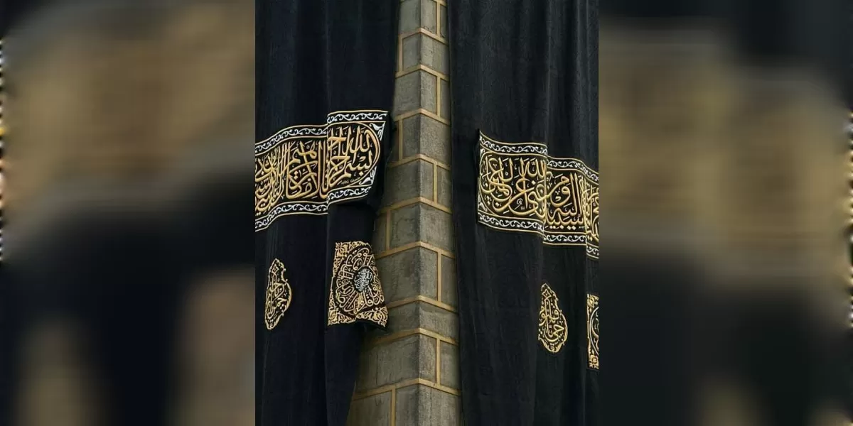 Ilustrasi Kiswah Ka&rsquo;bah diangkat jelang haji 2026 (Pinterest @sha)