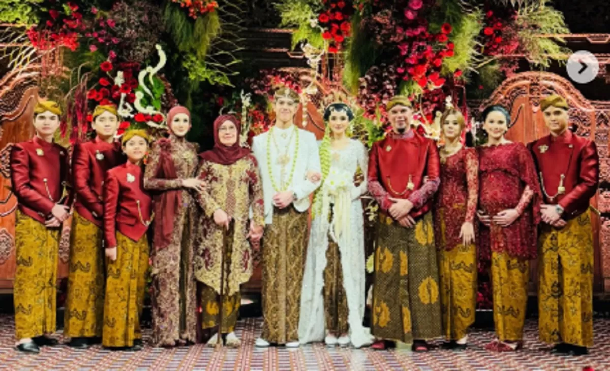 Mahar dan resepsi pernikahan El Rumi dan Syifa Hadju: simbolisme cinta dan kemewahan dalam perayaan istimewa mereka.