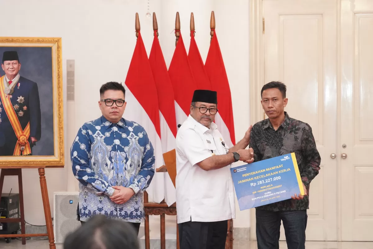 PenyerahanTASPEN oleh Wagub DKI Jakarta Rano Karno kepada ahli waris Almarhumah Nurlaela, Heris Rusman di Balai Kota DKI, Selasa, 28 April 2026. (Dok. TASPEN)