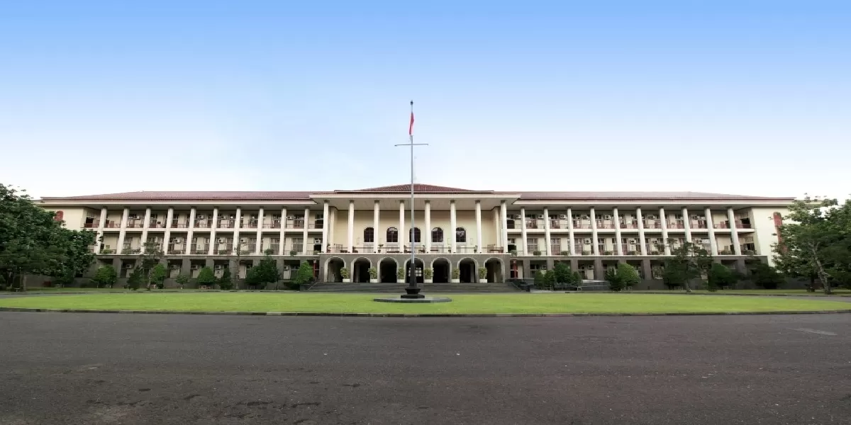 Simak tabel perbandingan estimasi biaya kuliah per fakultas untuk program IUP UGM tahun 2026. Data ini mencakup estimasi UKT per semester da