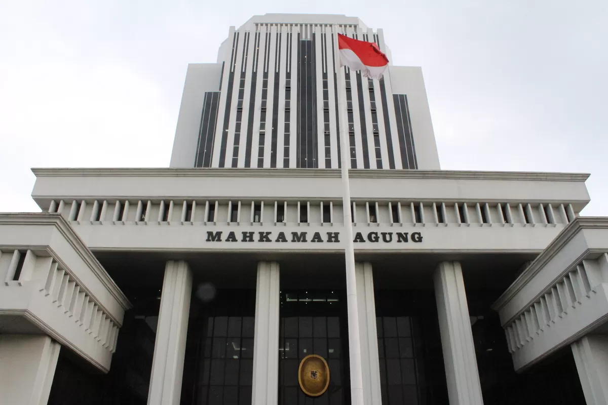 Gaji Panitera Muda Mahkamah Agung 2026 tembus belasan juta! Simak rincian tunjangan kinerja dan syarat rekrutmen terbarunya di sini.