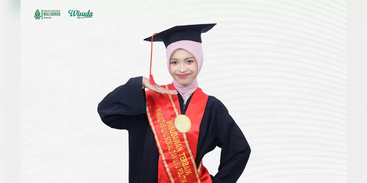 Foto Syifa, anak orang tua lulusan SD, raih wisudawan terbaik UIN Walisongo (walisongo.ac.id)