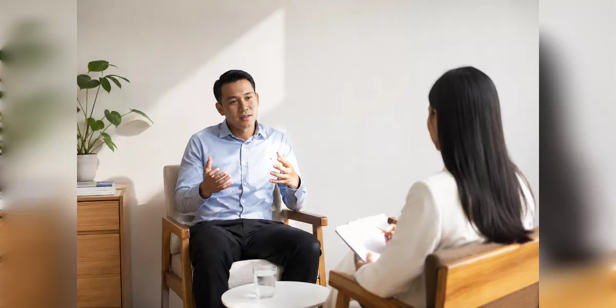 Mengapa konsultasi ke psikolog masih jadi tabu di kantor? Yuk ubah stigma mental demi karier sehat. (Desain AI )