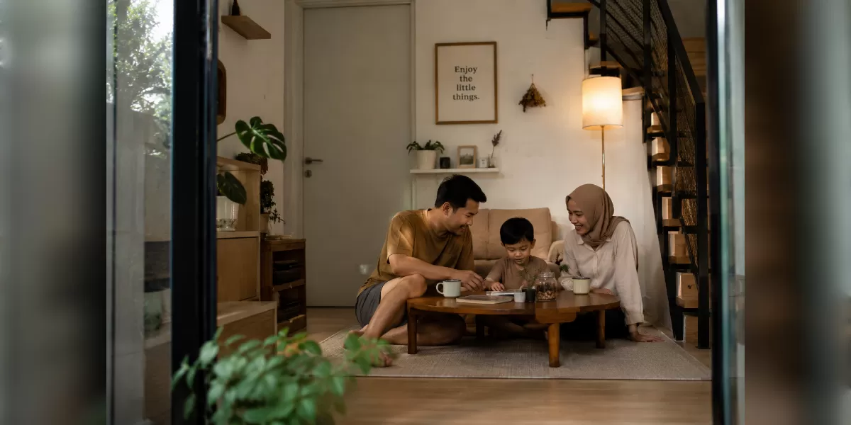 Ilustrasi kisah keluarga urban ini yang menemukan kedamaian dan kebahagiaan lewat slow living (Desain AI)