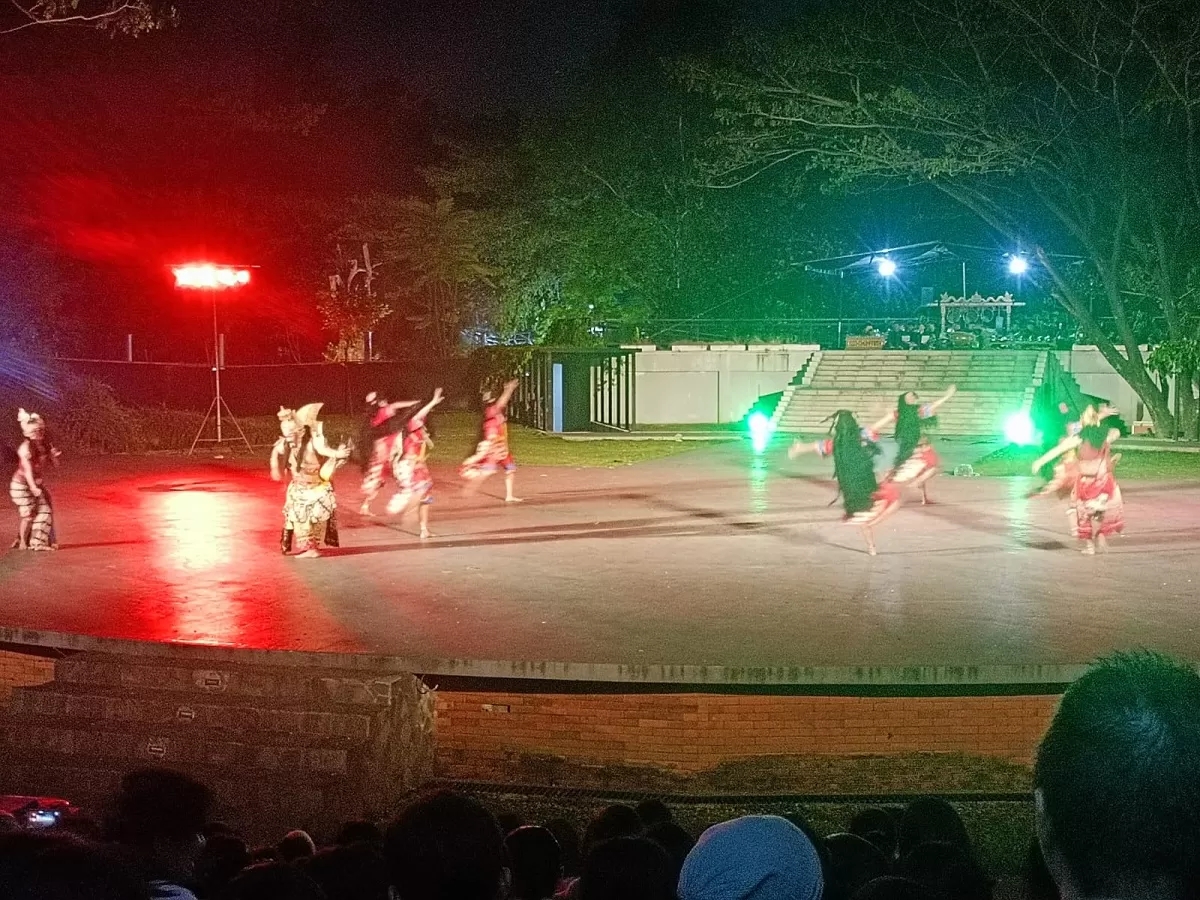 Di penghujung libur panjang akhir Mei 2026, ribuan orang memilih menikmati malam dengan menyaksikan pementasan Ramayana Balekambang (Titiktemu/Andika Istimewa)