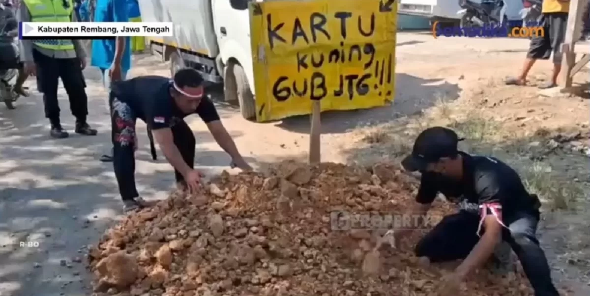 Kartu Kuning untuk Gubernur: Kemarahan Warga Blora Tumpah di Jalan Rusak Randublatung&ndash;Cepu. 