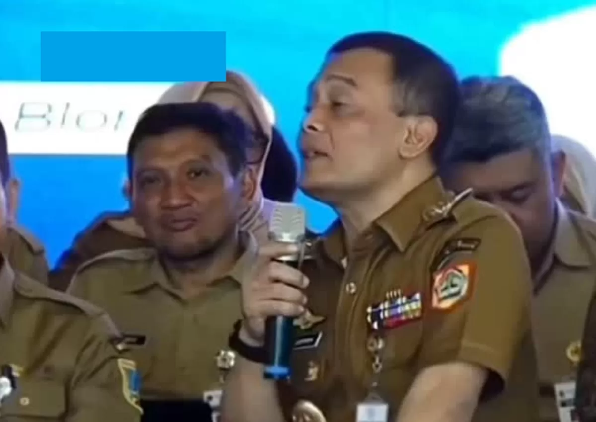 Kartu kuning untuk Gubernur Jawa Tengah, Ahmad Luthfi, sebagai protes warga Blora atas jalan rusak Randublatung&ndash;Cepu.