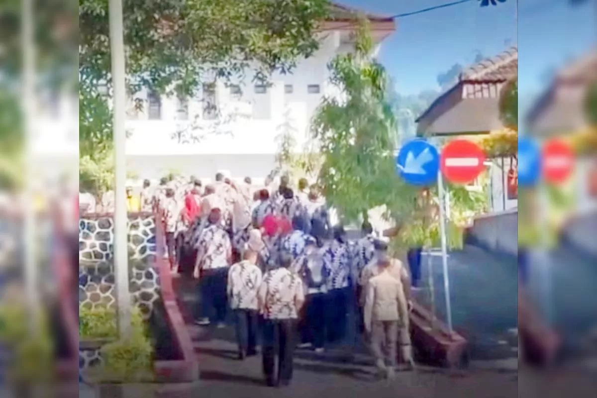 Ratusan perangkat desa geruduk dan protes Camat Selogiri, Wonogiri, Jawa Tengah (Jateng), pada Jumat, 5 Juni 2026. (Instagram.com /@infocegatansukoharjo)