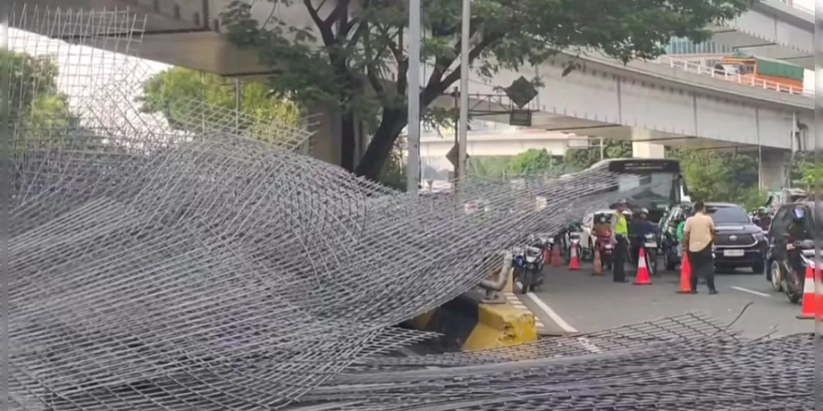 Besi 30 ton jatuh dari flyover Tomang, picu kemacetan panjang (Tiktok @zonainfo)