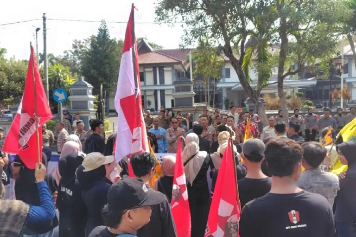 Wakil Bupati Ngawi terima 11 tuntutan mahasiswa untuk perubahan. Simak langkah pemerintah dalam menanggapi aspirasi generasi muda!