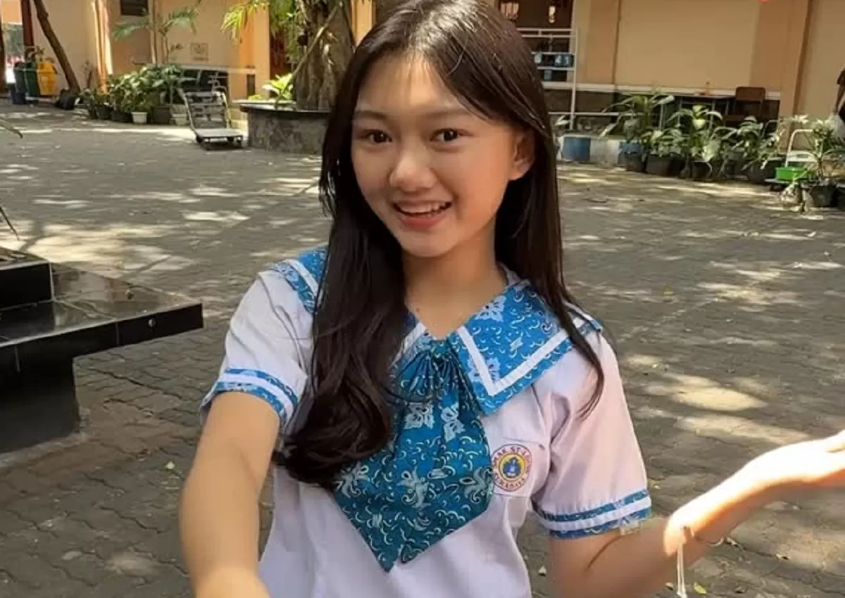 Siswi SMA Katolik St. Louis 1 Surabaya