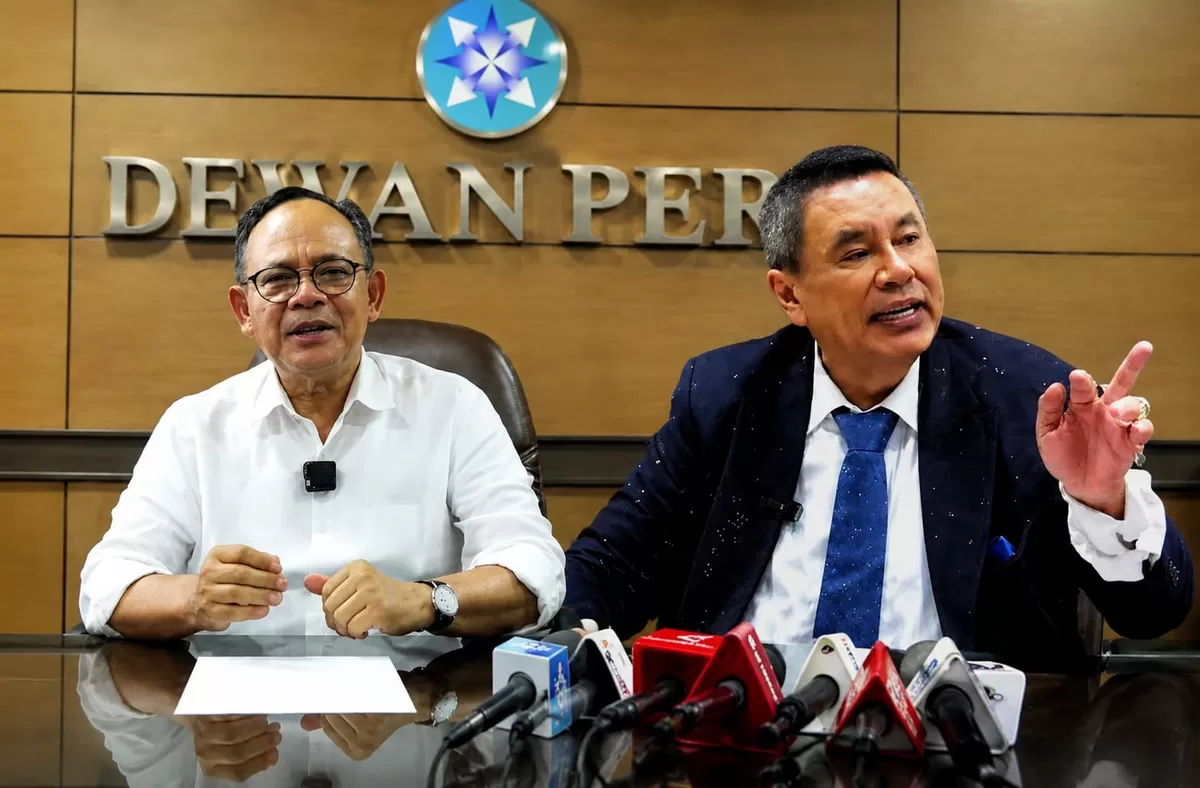 Ketua Dewan Pers, Prof. Dr. Komaruddin Hidayat dan Pengacara Hotman Paris Hutapea   (Kolase dibuat oleh AI)