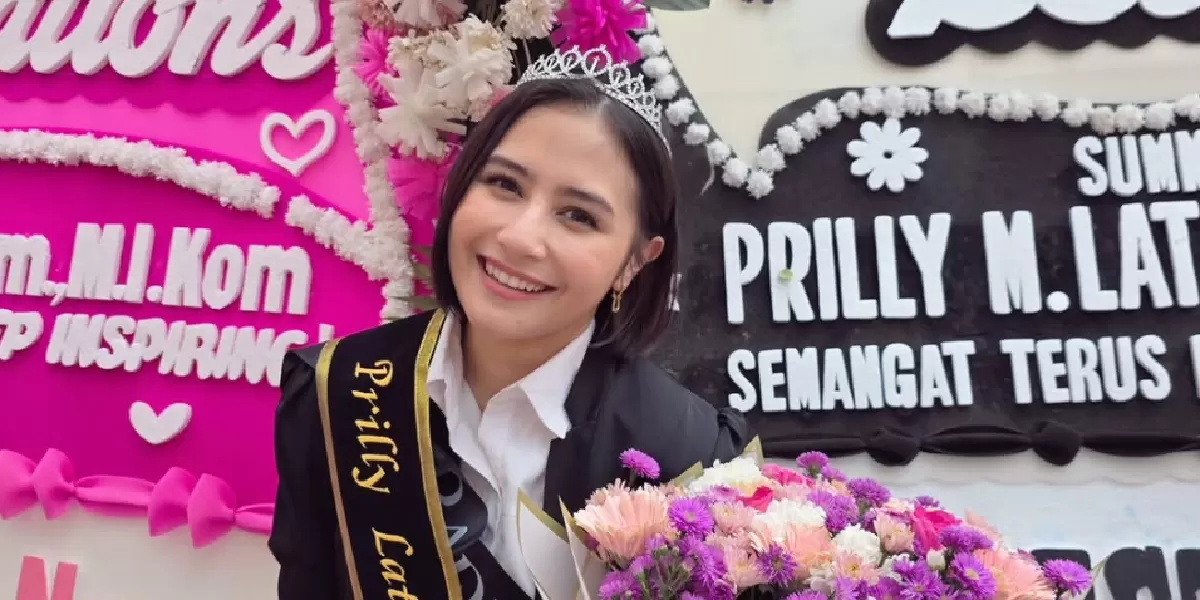 Prilly Latuconsina lulus S2 setelah berjibaku dengan syuting, kelas, hingga tesis. Begini cerita perjuangannya. (Instagram @prillylatucondina96)