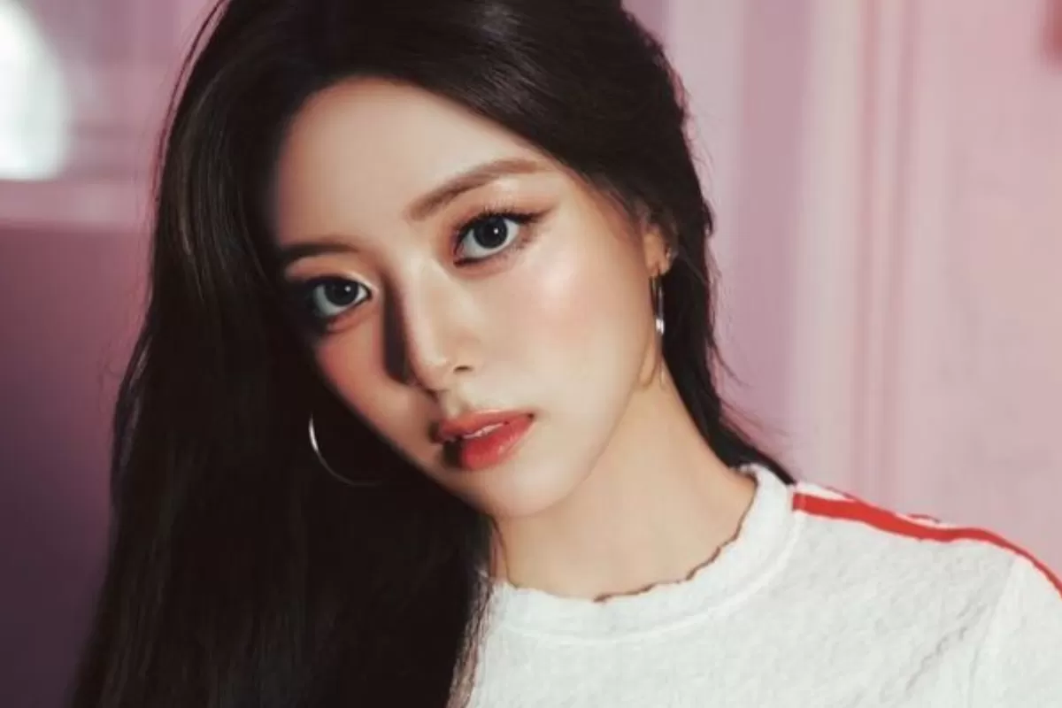 Yuna ITZY Absen Dari Fan Meeting Karena Demam Tinggi (JYP Entertainment)