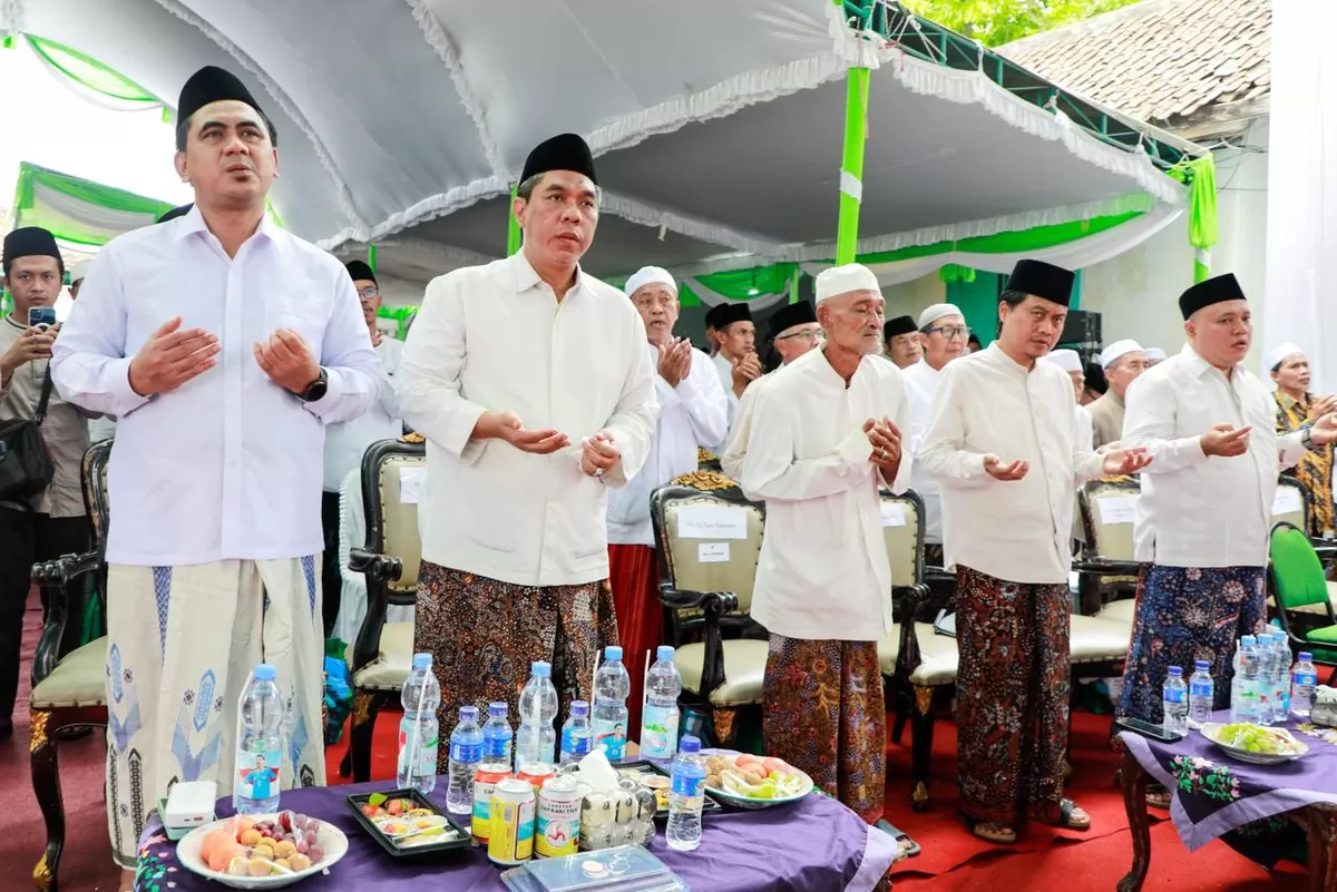 Wagub Jateng Serahkan Bisarah bagi 22 Penghafal Al Quran di Rembang
