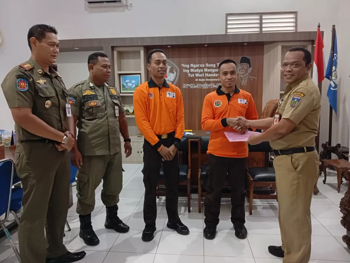 Dua relawan Jepara ke Sumatera bersama Ketua Kwarcab Gerakan Pramuka Jepara, Ratib Zaini, di ruang kerja Kepala Dinas Pendidikan, Pemuda, dan Olahraga (Disdikpora) Jepara, pukul 07.30 WIB. (Istimewa for Pantura Network)