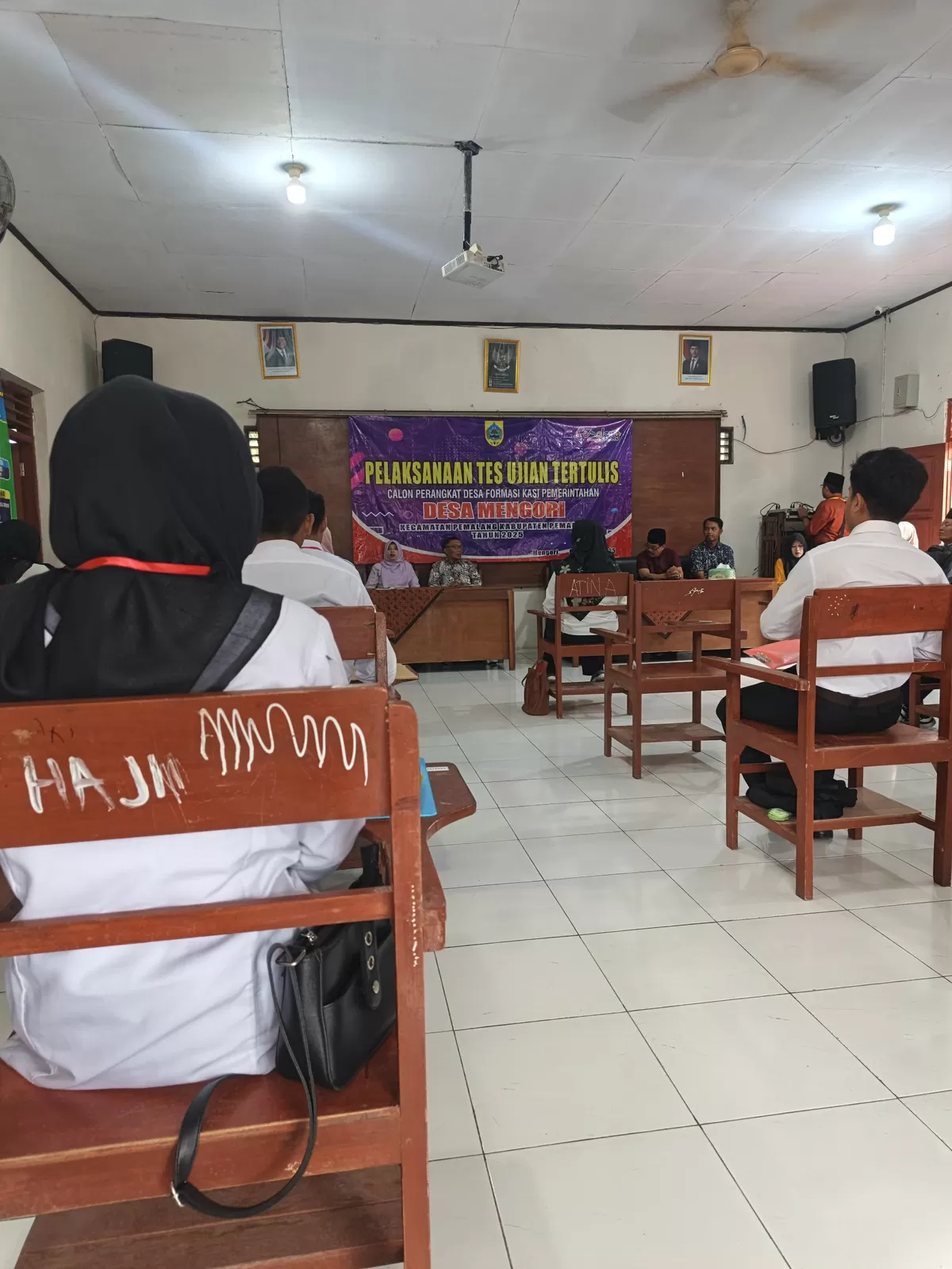 Tampak belakang saat pembukaan pelaksanaan tes ujian tertulis seleksi pengangkatan perangkat Desa Mengori, Kecamatan Pemalang, Kabupaten Pemalang, Sabtu (27/12/2025). (Istimewa for Pantura Network)