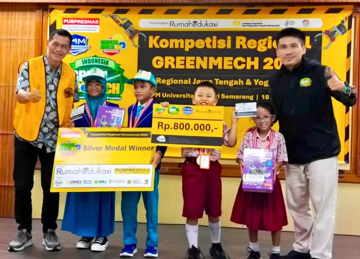 Putri Ketiga Wakil Gubernur Jawa Tengah Taj Yasin, Tahani Ahla Al Amani (kiri) saat menerima penghargaan, belum lama ini. (Istimewa for Pantura Network)