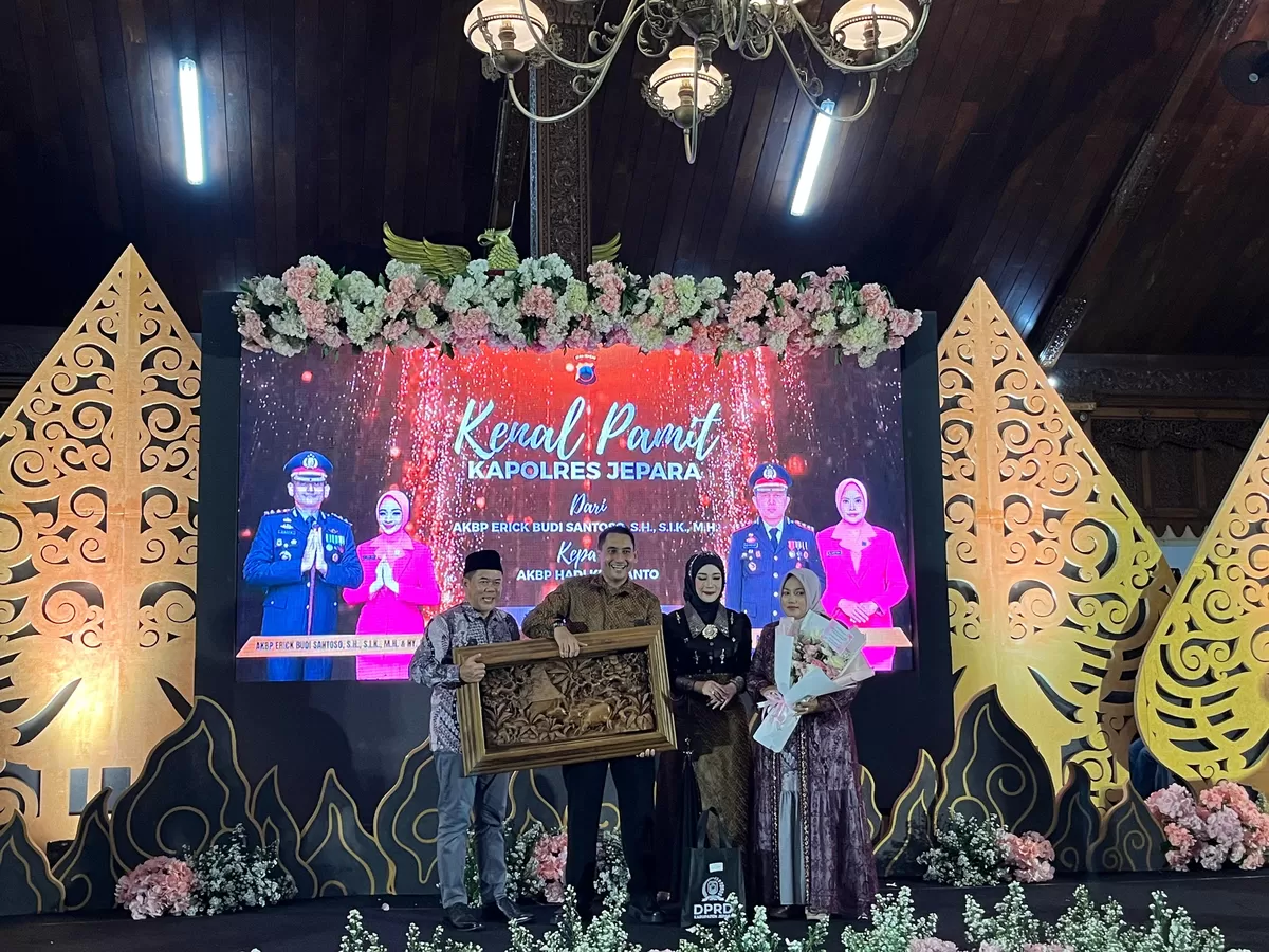 Ketua DPRD Jepara, Agus Sutisna (kiri) bersama Kapolres Jepara AKBP Erick Budi Santoso (tengah) saat Pisah Sambut Kapolres Jepara yang digelar di Pendopo Kartini Kabupaten Jepara, Selasa malam (13/1/2026). (Istimewa for Pantura Network)