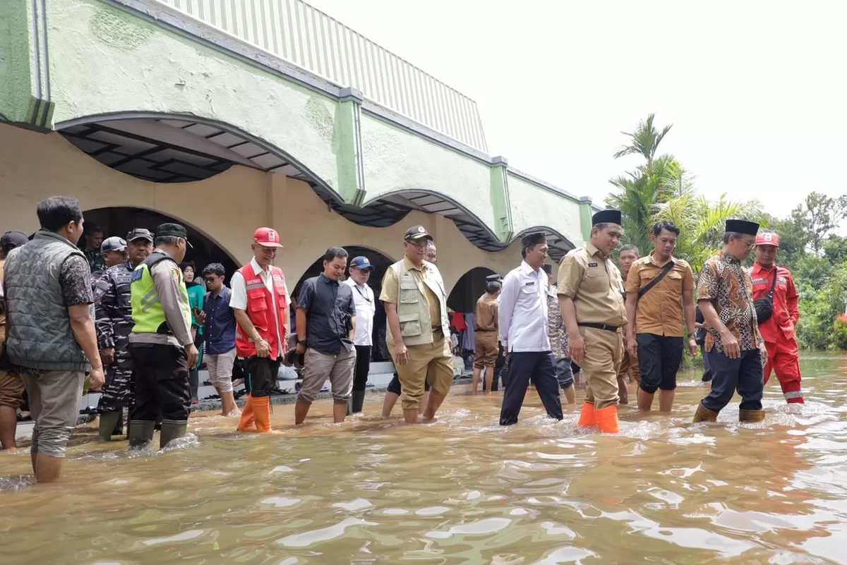 Taj Yasin Datangi Pengungsian Banjir Pekalongan, Pastikan Warga Aman dan Terlayani