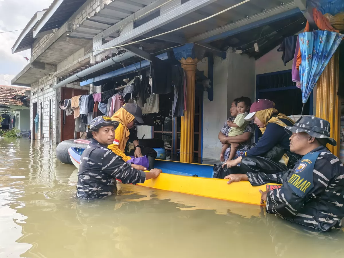 Banjir Pati, Lanal Semarang Kerahkan Personel dan Bantuan Logistik