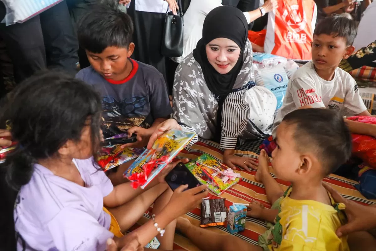 Ning Nawal Bawa Susu dan Buku, Hadirkan Keceriaan di Pengungsian Banjir Pati 