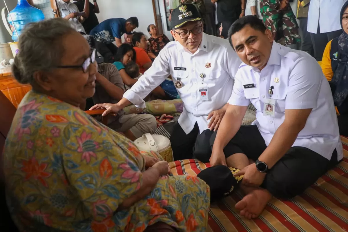 Wakil Gubernur Jawa Tengah, Taj Yasin menjenguk salah satu warga di Ruang Balai Desa Bumirejo, Kecamatan Juwana, Kabupaten Pati, Rabu (21/1/2026). (Istimewa for Pantura Network)