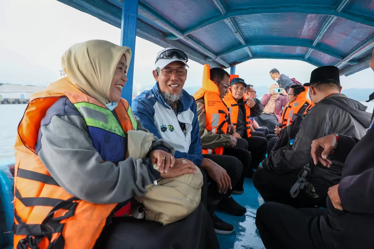 2,5 Jam Naik Perahu, Sekda Jateng Datangi Sekolah Paling Terluar di Cilacap