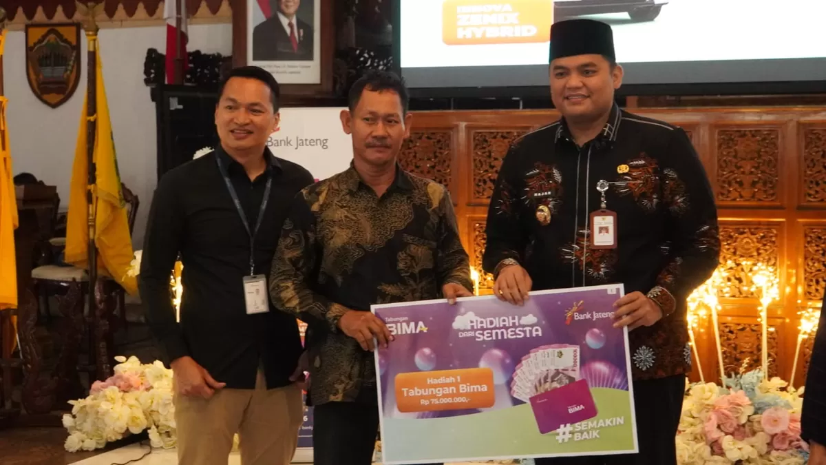 Pemimpin Bank Jateng Cabang Jepara Nanang Wahyudi bersama Wakil Bupati Jepara Ibnu Hajar saat Penarikan Undian Tabungan Bima Periode I Tahun 2026 yang digelar Bank Jateng di Pendopo Kartini Jepara, Jumat (23/1/2026). (Istimewa for Pantura Network)