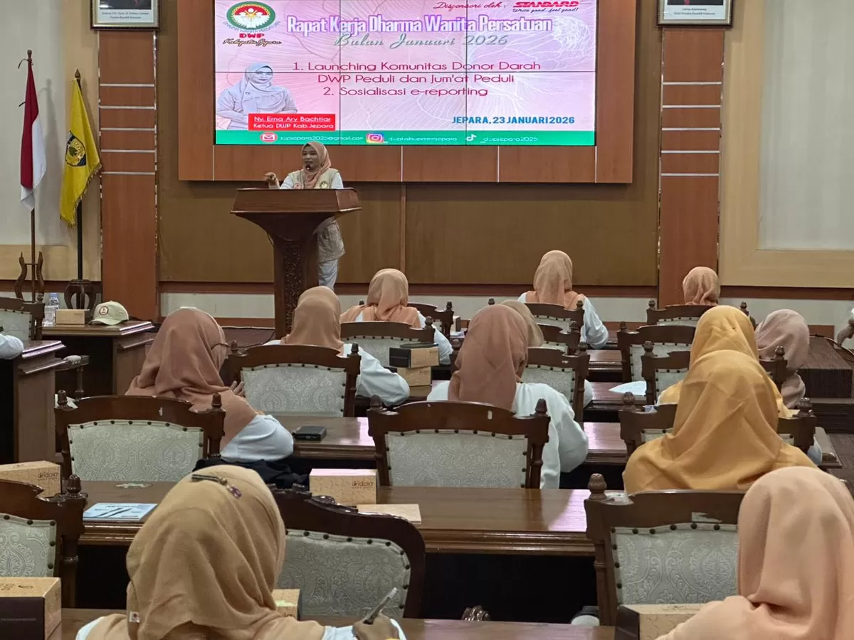 Ketua DWP Kabupaten Jepara, Erna Ari Bachtiar saat sambutan dalam peluncuran Komunitas Donor Darah DWP Peduli dan Program Jumat Peduli, yang berlangsung di Gedung Shima, Kabupaten Jepara, Jumat (23/1/2026). (Istimewa for Pantura Network)