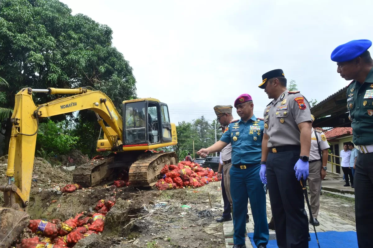 Peran TNI AL Nyata, Lanal Semarang Amankan Pemusnahan Bawang Impor Ilegal
