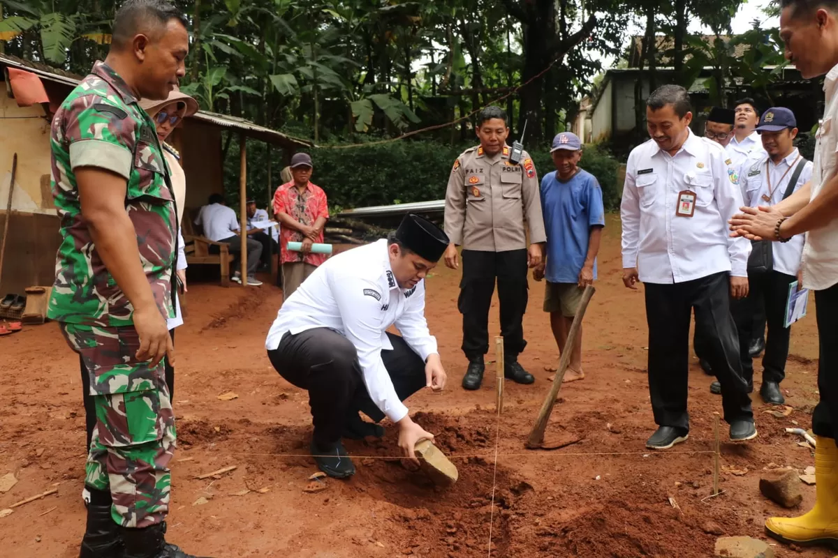Wakil Bupati Jepara, Ibnu Hajar saat meletakkan batu pertama pembangunan terhadap rumah yang mendapat program RTLH di Desa Bringin, Kecamatan Batealit, Kabupaten Jepara, Rabu (28/1/2026). (Istimewa for Pantura Network)