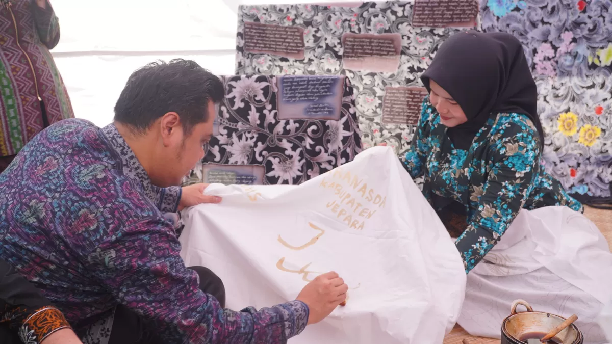 Tampak kemesraan Bupati Jepara Witiarso Utomo bersama istri -Laila Saidah Witiarso membatik bersama di tengah peresmian Gerai Dekranasda di Jalan Kartini, Jepara, Kamis (29/1/2026). (Istimewa for Pantura Network)