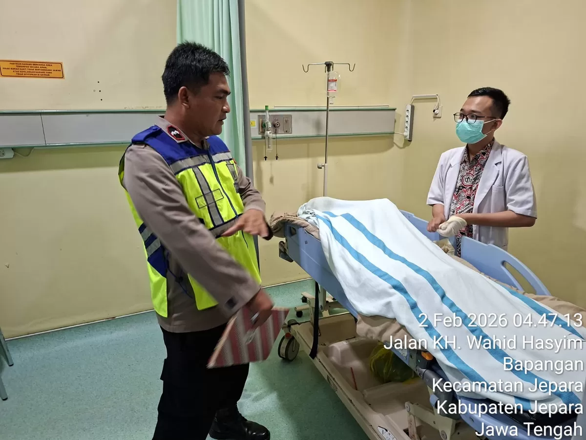 Salah satu anggota kepolisian di Jepara saat mengurus jenazah warga Jepara penumpang bus Kalingga Jaya, Senin (2/2/2026). (Istimewa for Pantura Network)