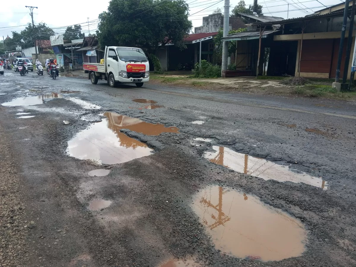 Pengguna kendaraan melintas di jalan provinsi ruas Sekuro - Mlonggo yang mengalami kerusakan, Selasa (3/2/2026). Proses perbaikan ruas jalan penghubung Jepara - Keling ini segera dilakukan seiring bakal rampungnya proses lelang di tingkat provinsi. (Istimewa for Pantura Network)