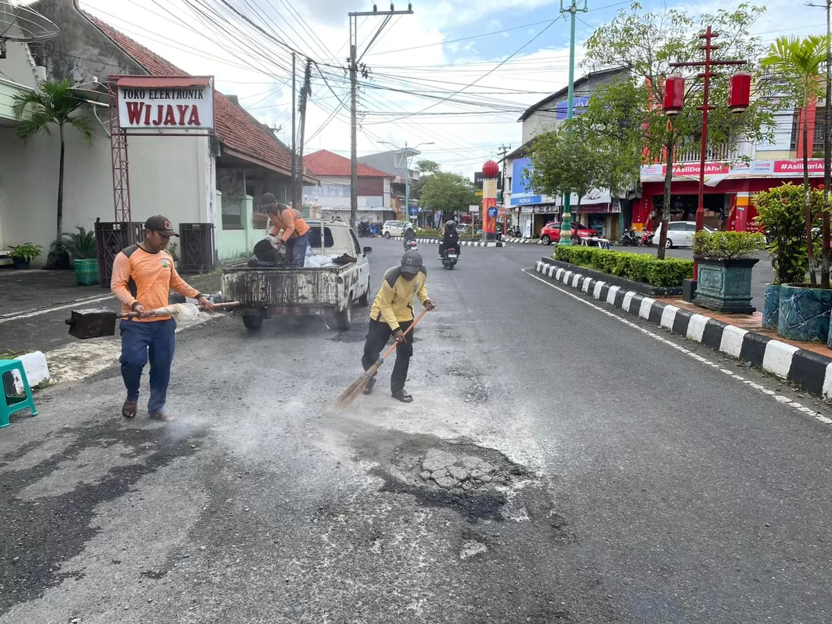 Sejumlah anggota Tim Klinik Jalan sedang memperbaiki jalan berlubang, Selasa (3/2/2026) (Istimewa for Pantura Network)