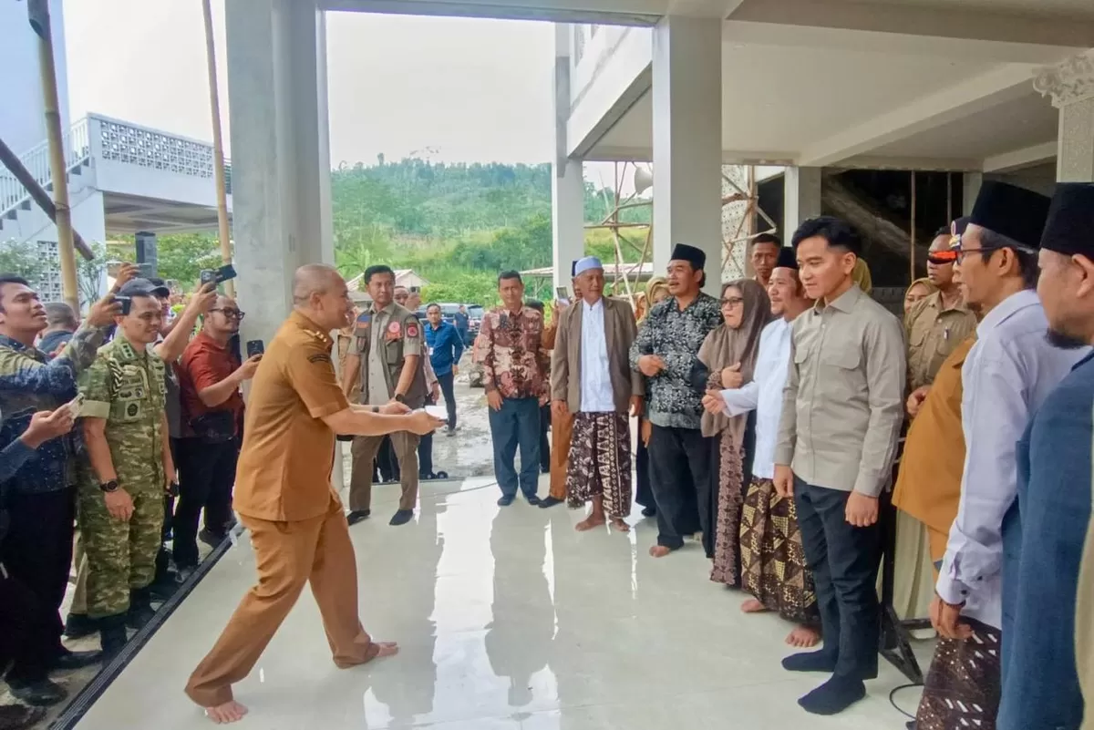 Ahmad Luthfi Bikin Senyum Pengungsi Saat Potret Kebersamaan Wapres Gibran di Tegal