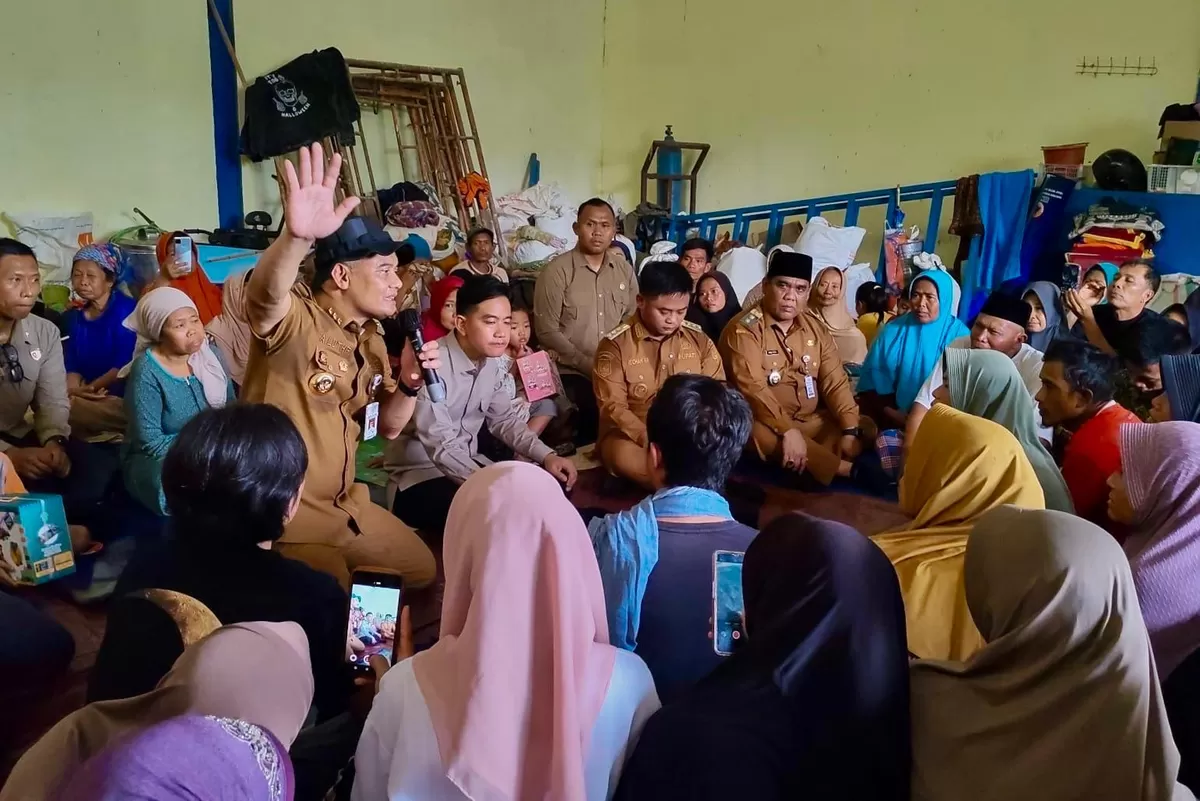 Gubernur Jawa Tengah Ahmad Luthfi mendampingi kunjungan Wakil Presiden RI Gibran Rakabuming Raka ke lokasi bencana tanah bergerak di Desa Padasari, Kabupaten Tegal, Jumat (6/2/2026).  (Istimewa for Pantura Network)