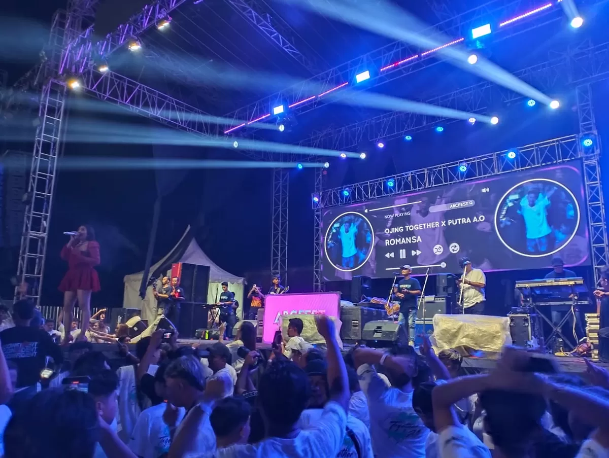 Penampilan DJ Una, Shinta Gisul dan Ririn Da X Romansa di Lapangan Ngabul, Tahunan, Jepara, Sabtu (14/2/2025). (Istimewa for Pantura Network)