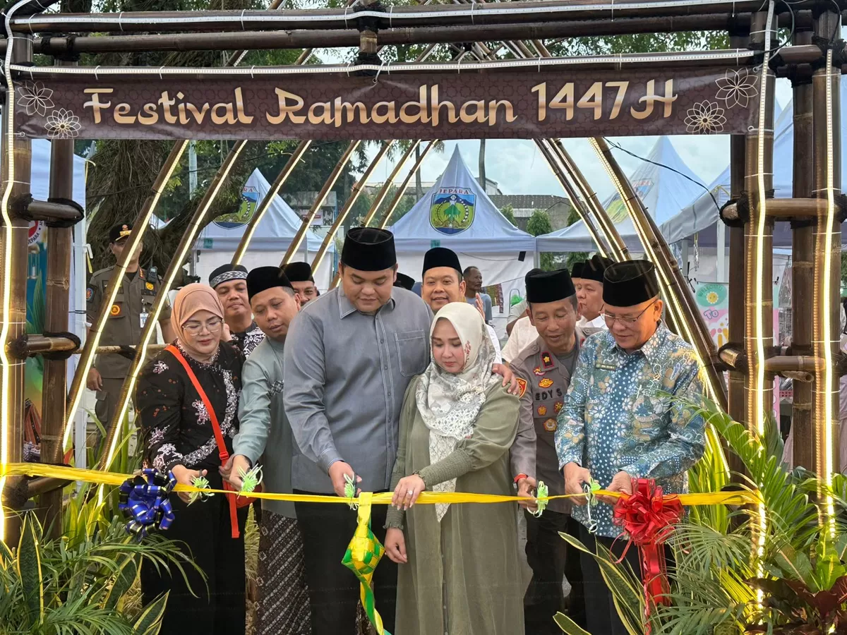 Wakil Bupati Jepara, Ibnu Hajar bersama istri saat membuka Festival Ramadhan Jepara 2026 di Alun-alun 1 Jepara, Jumat (20/2/2026). (Istimewa for Pantura Network)