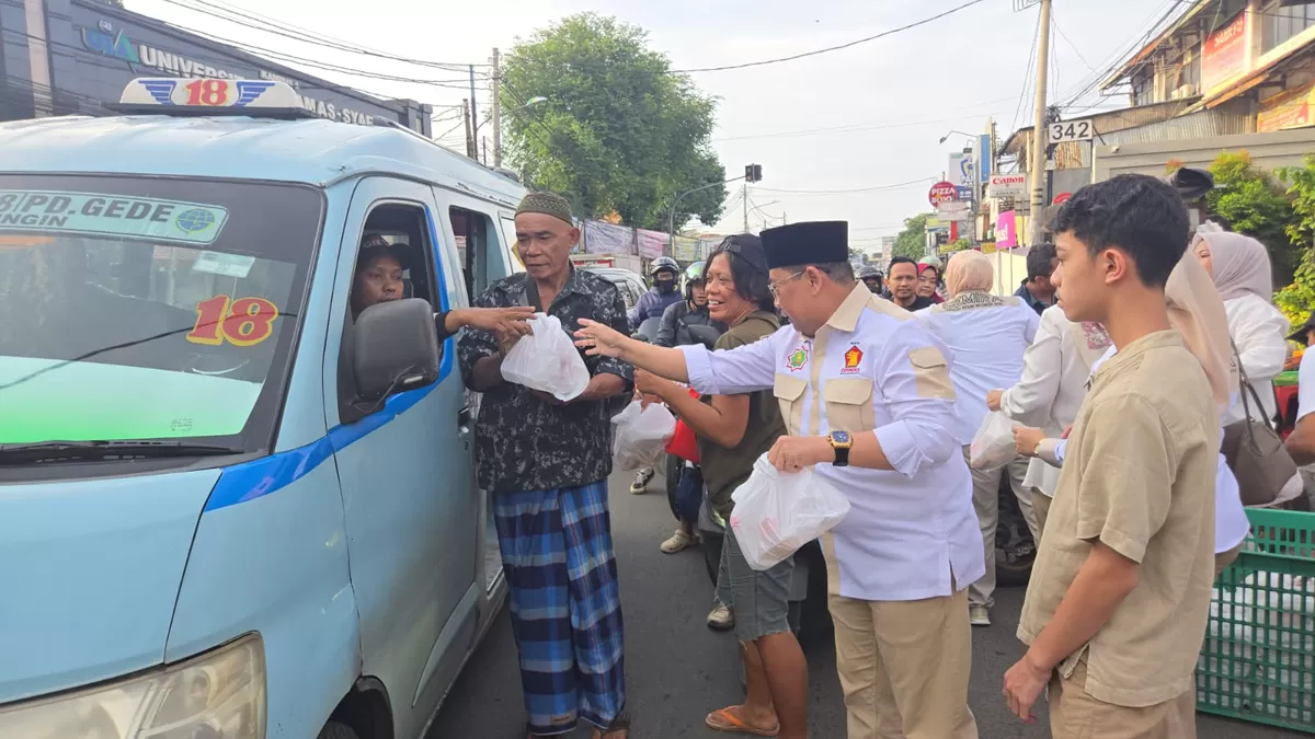 Sekretaris Pimpinan Pusat (PP) Gemira, Sudarto sedang membagikan bingkisan berbuka puasa ke sejumlah Pengendara di Bukit Duri, Tebet, Jakarta Selatan, Minggu (22/2/2026). (Istimewa for Pantura Network)