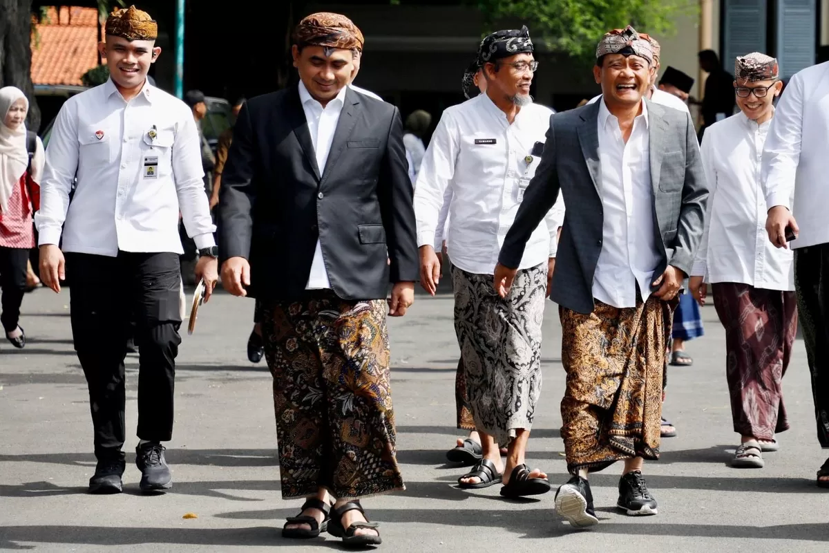 Setahun Holopis Kuntul Baris