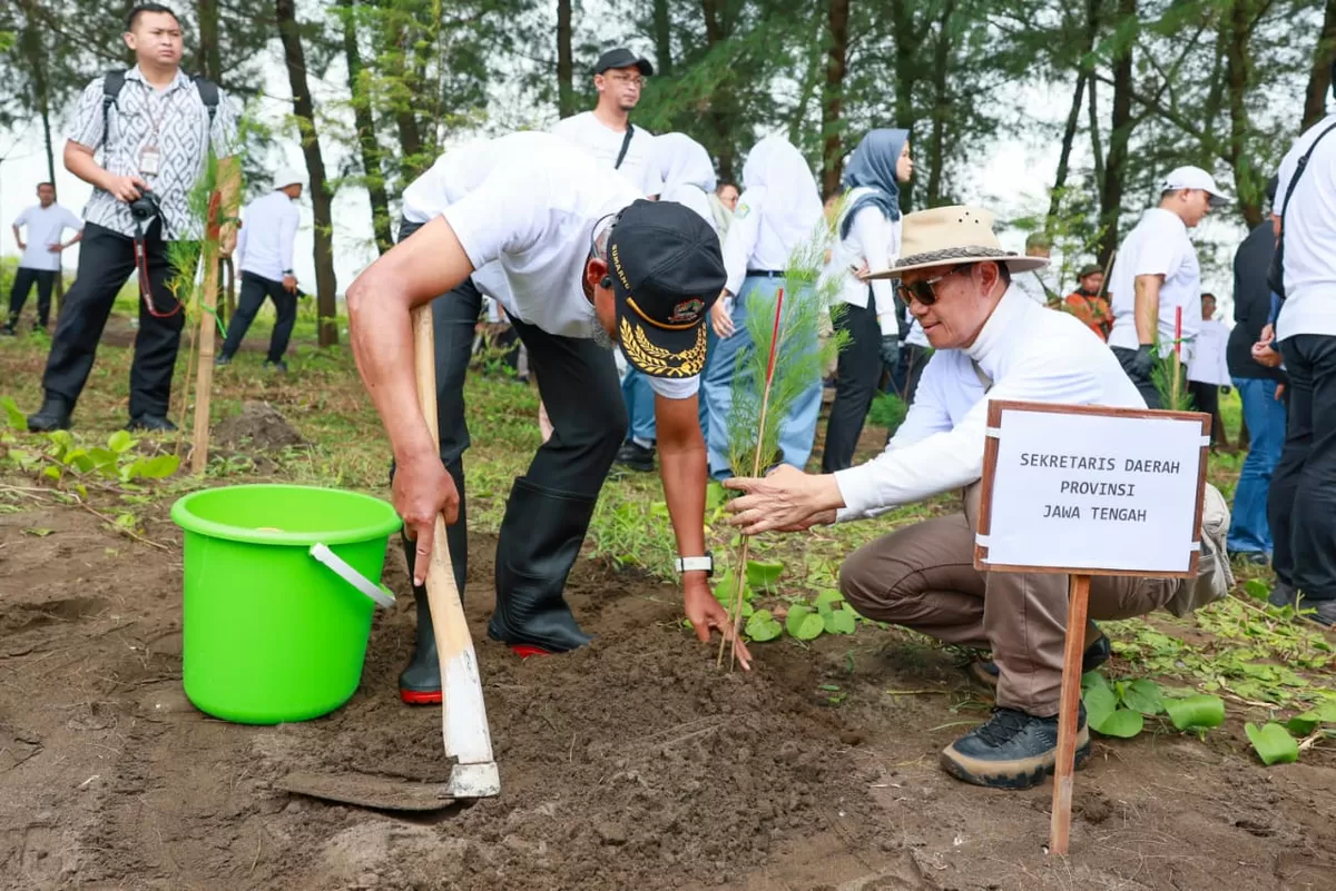 Gerakan Jateng ASRI Resmi Diluncurkan, Warga Antusias Bersihkan Pantai