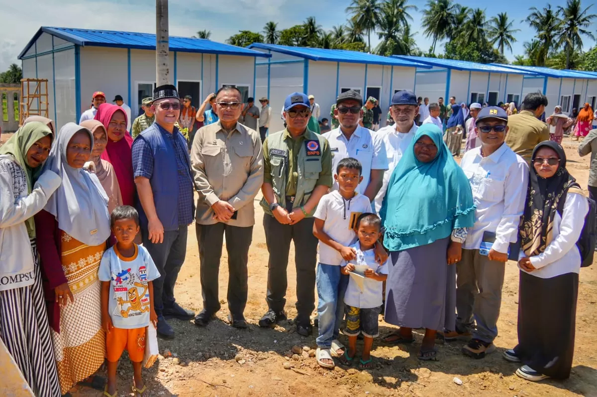 Wamenko Polkam Letjen TNI Purn Lodewijk Friedrich Paulus bersama masyarakat yang menyambutnya gembira.