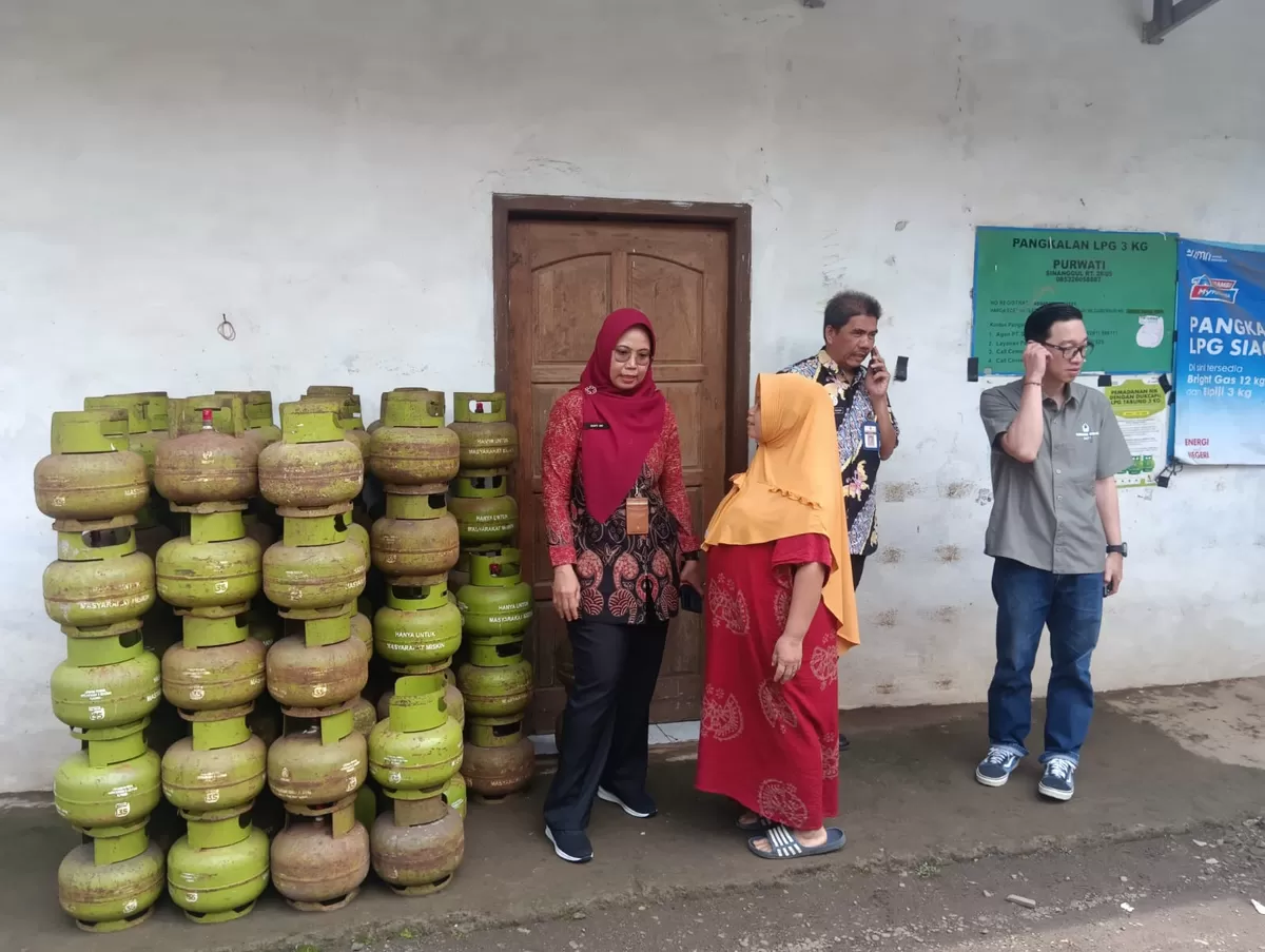 Pelaksana Tugas (Plt) Kepala Bagian Perekonomian dan Sumber Daya Alam (SDA) Setda Jepara, Mukti Nurwijayanti (kiri) saat mengecek salah satu distributor LPG di Jepara, Senin (2/3/2026) (Istimewa for Pantura Network)