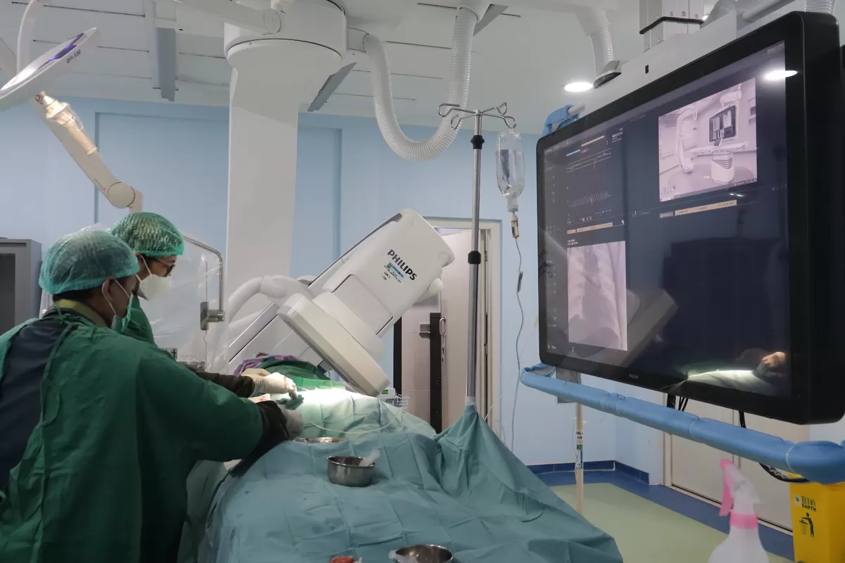 Tim medis melakukan penanganan pasien jantung di RSUD RA Kartini, baru-baru ini.    (Kanal Budiarto/Humas RSUD RA Kartini)