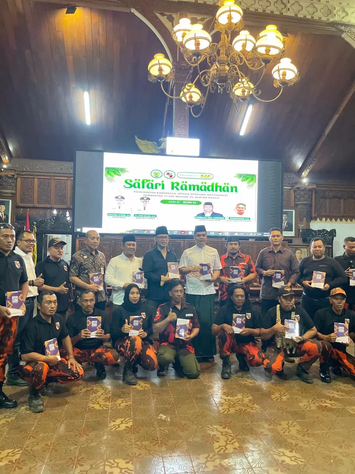 Sejumlah Anggota Pemuda Pancasila Jepara bersama Bupati Jepara Witiarso Utomo (baju putih, tengah) di Pendopo Jepara, Kamis (5/3/2026) (Istimewa for Pantura Network)